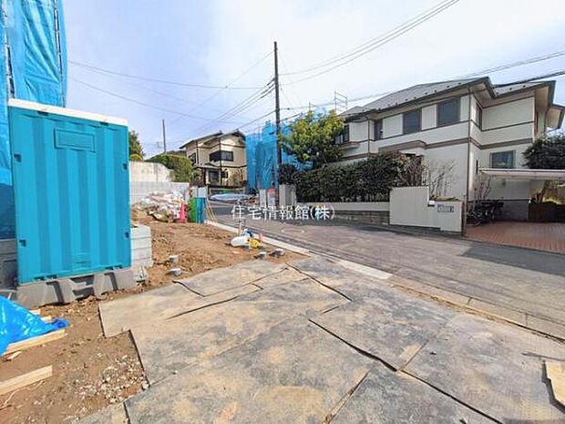 前面道路を含めた現地写真です。