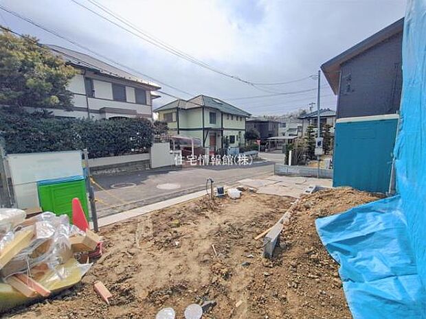 前面道路を含めた現地写真です。