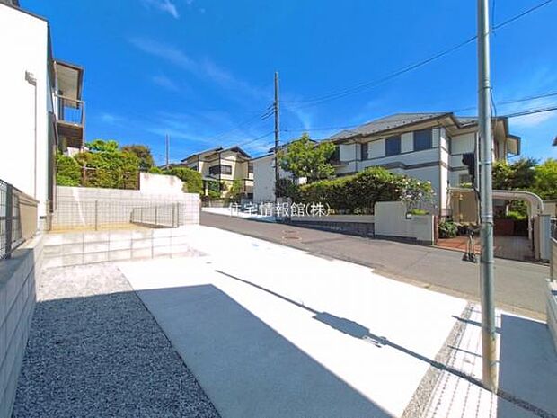 前面道路を含めた現地写真です。
