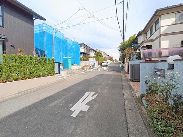 前面道路を含めた現地写真です。