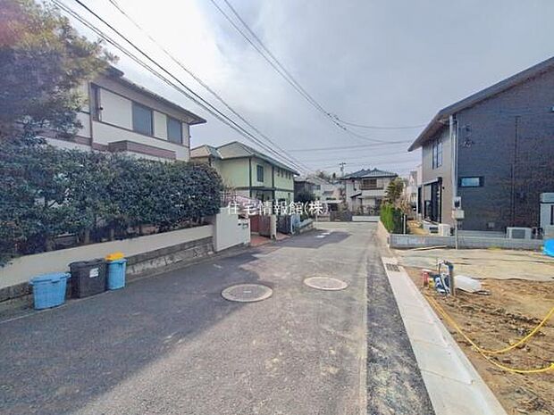 前面道路を含めた現地写真です。