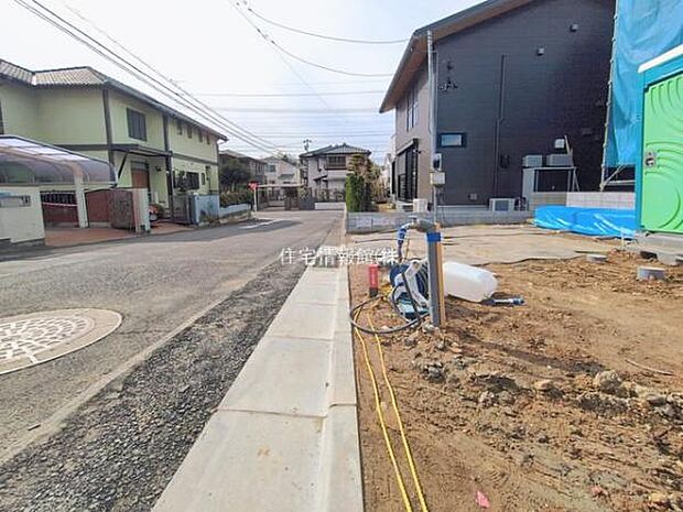 前面道路を含めた現地写真です。