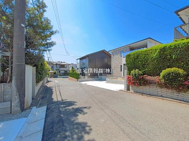 前面道路を含めた現地写真です。