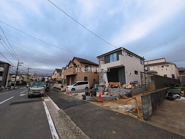 前面道路を含めた現地写真です。