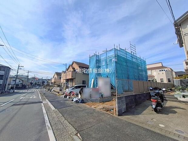 前面道路を含めた現地写真です。