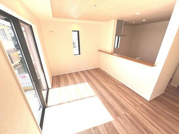 お食事中もキッチンと会話が楽しめるダイニングスペース。