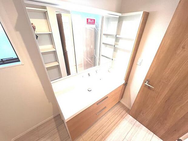 洗面化粧台です。朝の身支度から1日が始まります。