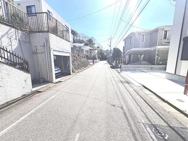 前面道路を含めた現地写真です。