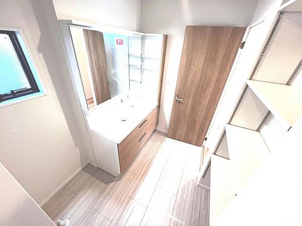 脱衣所は小さなお子様がいるご家庭にも重宝されます。