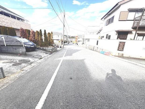前面道路を含めた現地写真です。