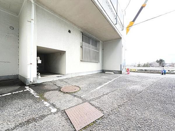 駐車場ももちろん完備しておりますのでお車所有の方にも心強いです。