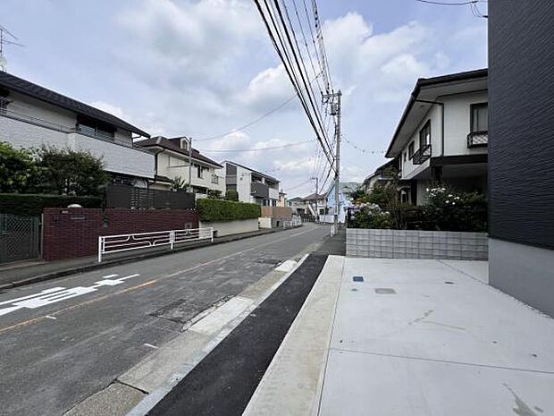 前面道路を含めた現地写真です。