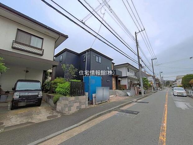 前面道路を含めた現地写真です。