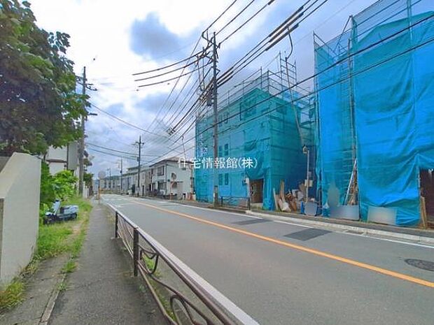 前面道路を含めた現地写真です。