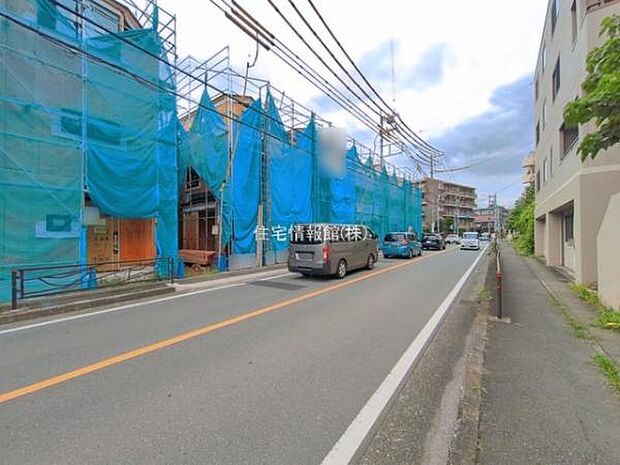 前面道路を含めた現地写真です。