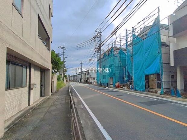 前面道路を含めた現地写真です。