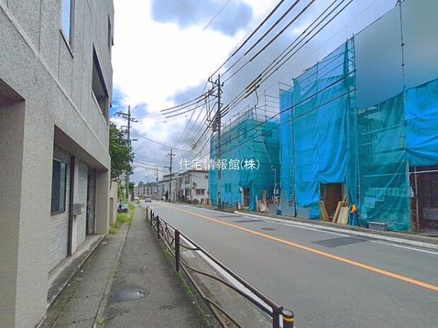 前面道路を含めた現地写真です。