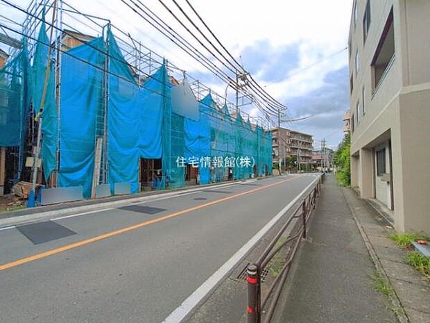 前面道路を含めた現地写真です。