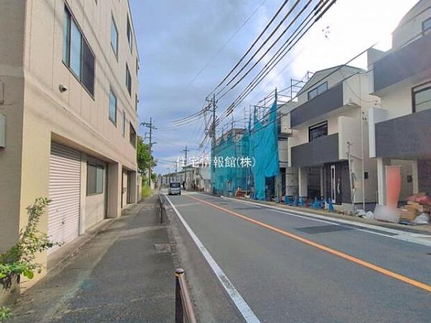 前面道路を含めた現地写真です。