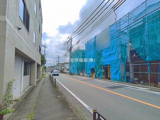 前面道路を含めた現地写真です。
