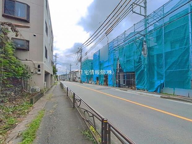 前面道路を含めた現地写真です。