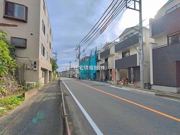 前面道路を含めた現地写真です。