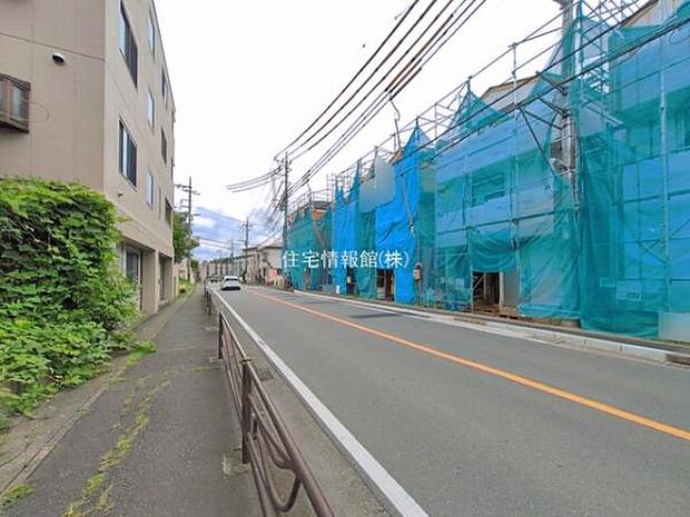 前面道路を含めた現地写真です。