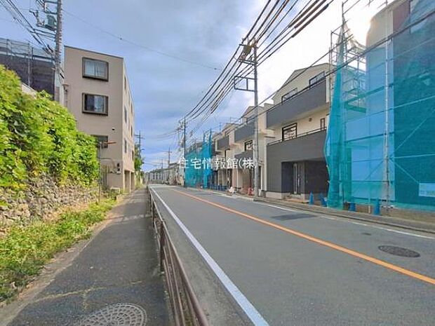前面道路を含めた現地写真です。
