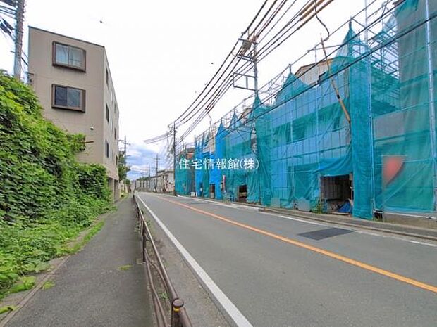 前面道路を含めた現地写真です。