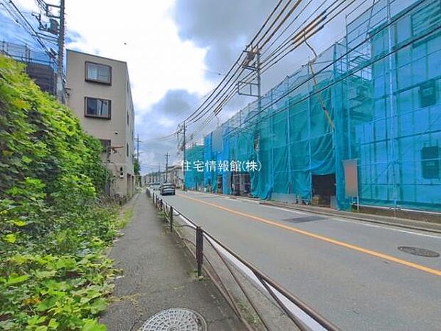 前面道路を含めた現地写真です。