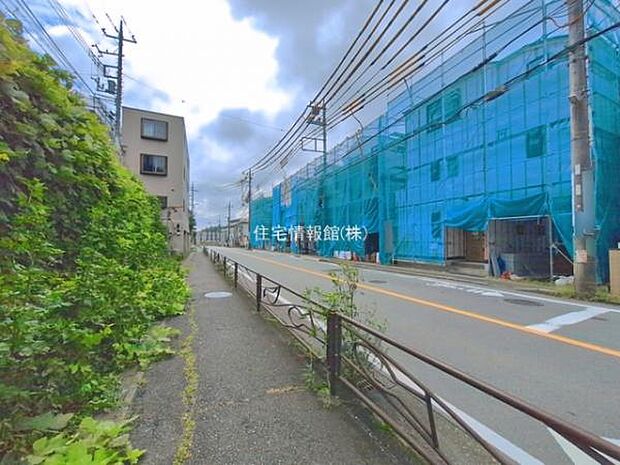 前面道路を含めた現地写真です。