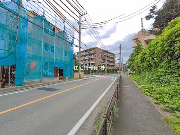 前面道路を含めた現地写真です。