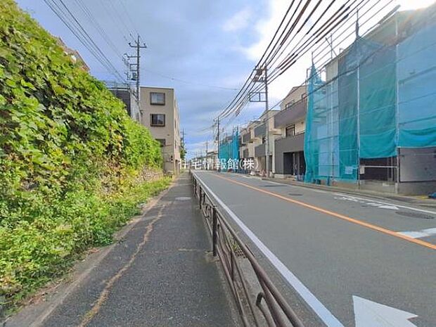 前面道路を含めた現地写真です。