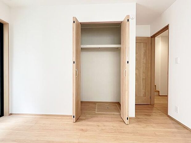 いつでもお部屋をスッキリお使い頂ける収納スペースを設置。