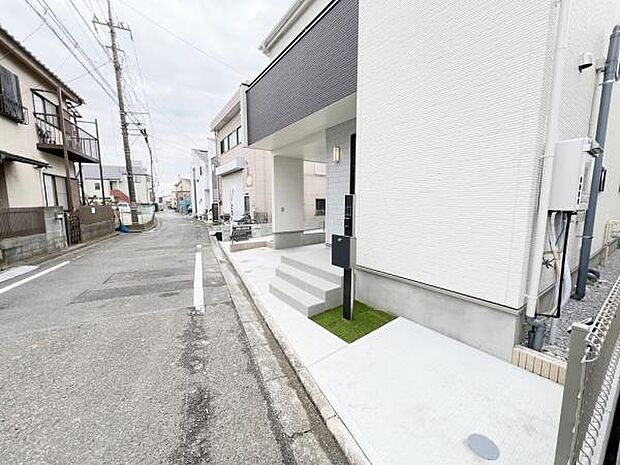 前面道路を含めた現地写真です。