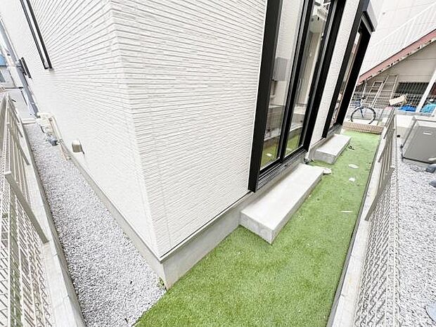 お庭スペースは、ガーデニングやお子様との外遊びなど多彩な用途でお楽しみいただけます。