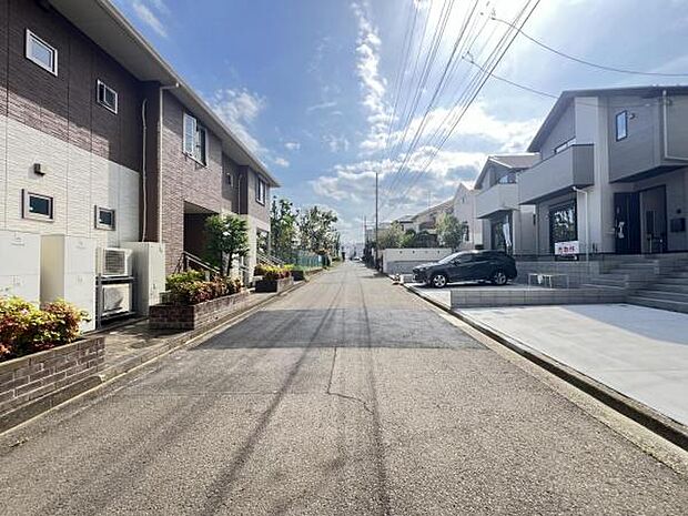 前面道路を含めた現地写真です。
