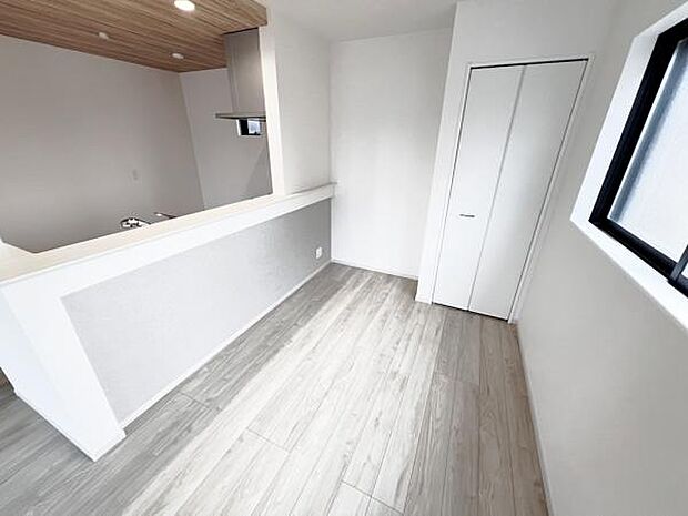 お食事中もキッチンと会話が楽しめるダイニングスペース。