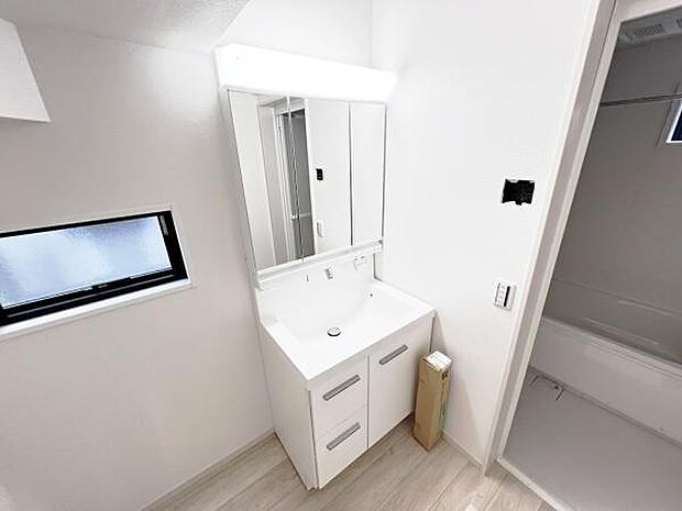 洗面化粧台です。朝の身支度から1日が始まります。