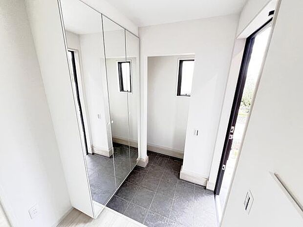 散らかりがちな玄関もスッキリの片づけるシューズボックスです。