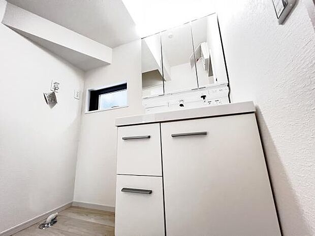 ランドリースペースです。身支度を整えながら洗濯機の操作を行えます。