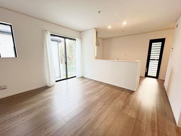 カウンターキッチン越しに会話も楽しめるダイニングキッチン。