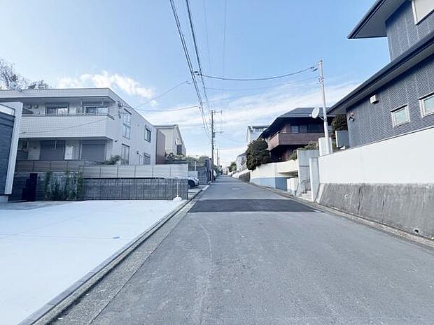 前面道路を含めた現地写真です。