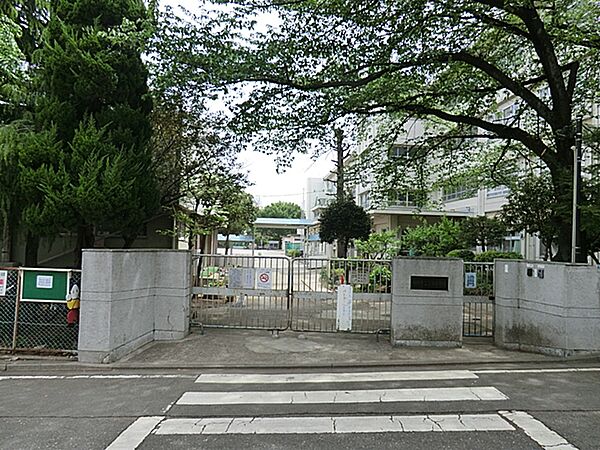 川崎市立三田小学校まで約480m（徒歩6分）