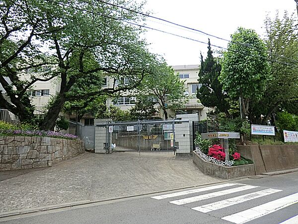 川崎市立生田中学校まで約910m（徒歩12分）