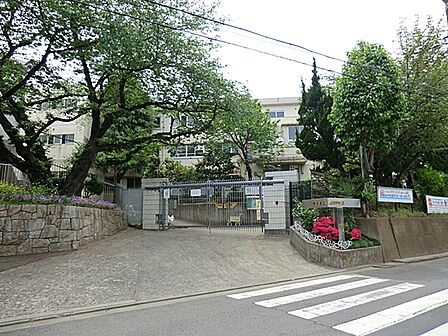 川崎市立生田中学校まで約910m（徒歩12分）