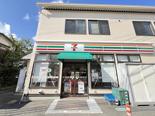 セブン-イレブン専修大学生田校舎店まで約620m（徒歩8分）