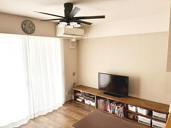 家族団らんの場所としてゆったりと居心地の良いリビングです。