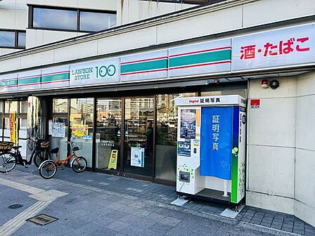 ローソンストア100九条河原町店 60m