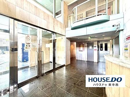 ガラス面から光が入る明るいエントランス。ゆとりのある共用空間で、落ち着いた雰囲気です。